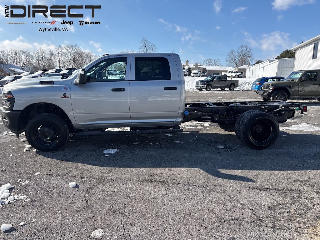 New 2026 Ram 3500 TRADESMAN CREW CAB CHASSIS 4X4 60' CA Pickup