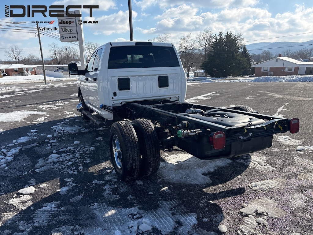 New 2026 Ram 3500 TRADESMAN CREW CAB CHASSIS 4X4 60' CA Pickup