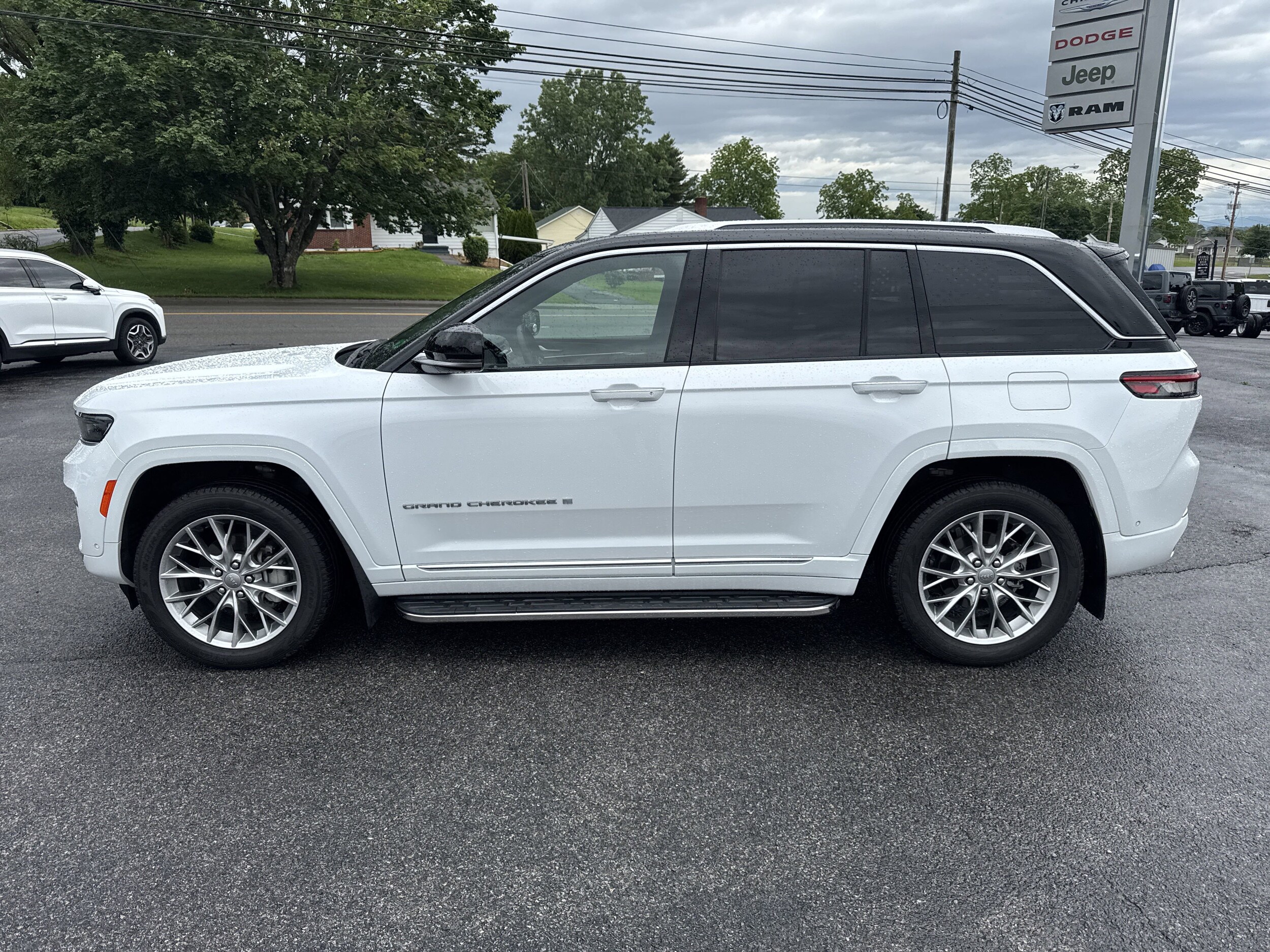 2023 Jeep Grand Cherokee Summit photo 2