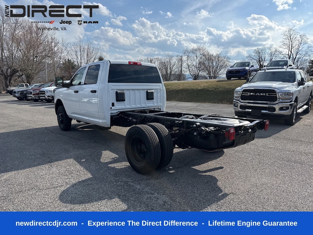 New 2026 Ram 3500 Chassis Cab TRADESMAN CREW 4X4 60' CA Pickup