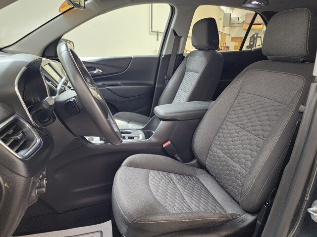 2021 Chevrolet Equinox LT photo 2