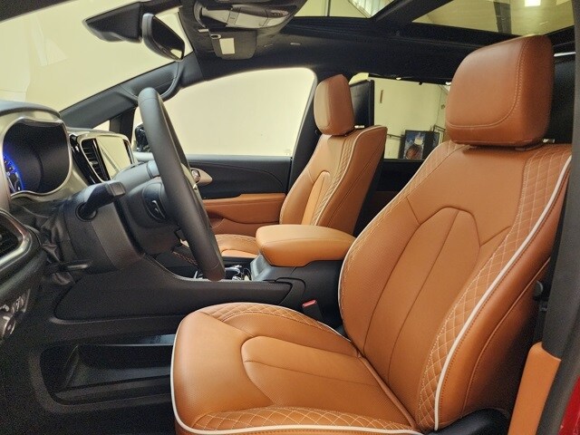 2025 Chrysler Pacifica Pinnacle photo 3