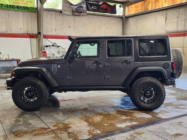 2016 Jeep Wrangler Unlimited Rubicon photo 2