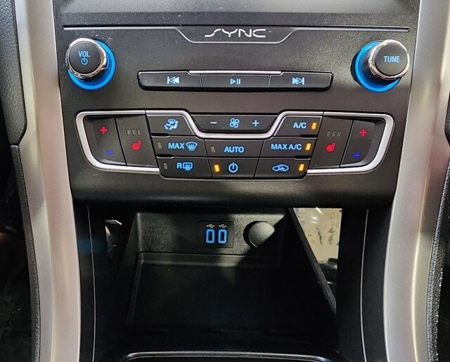 2020 Ford Fusion SE photo 3