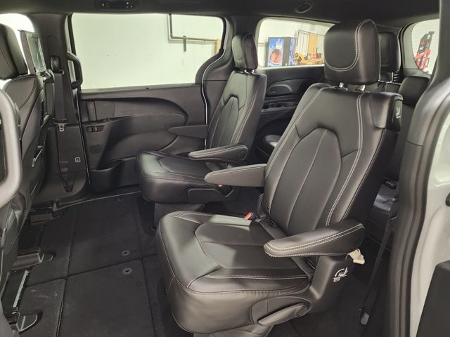 2026 Chrysler Pacifica Select - Photo 38