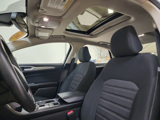 2020 Ford Fusion SE photo 2
