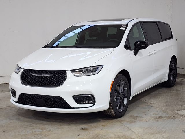 2026 Chrysler Pacifica Select's photo
