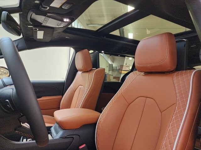 2025 Chrysler Pacifica Pinnacle photo 2