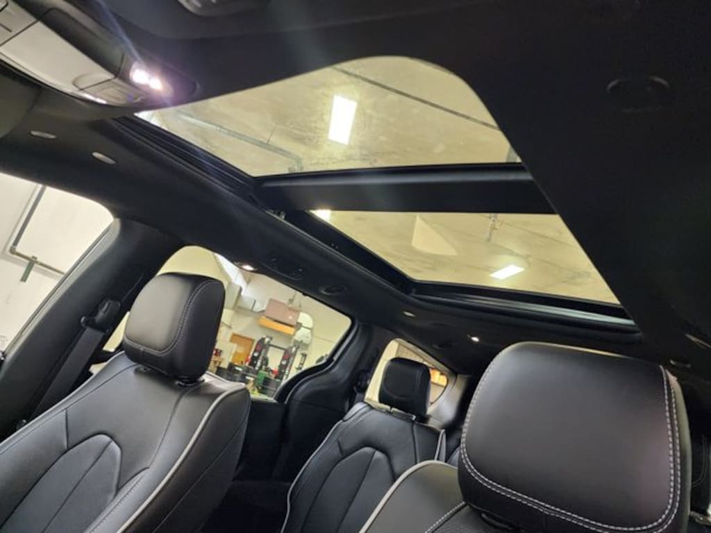 New 2026 Chrysler Pacifica LIMITED AWD Passenger Van