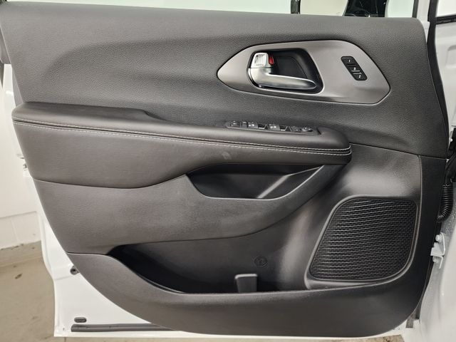 2026 Chrysler Pacifica Select - Photo 16