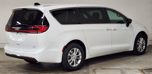 2026 Chrysler Pacifica Select - Photo 32