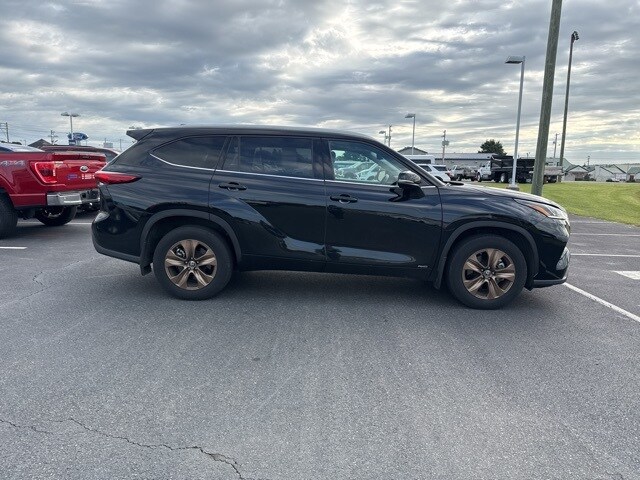2022 Toyota Highlander Hybrid Bronze Edition photo 3
