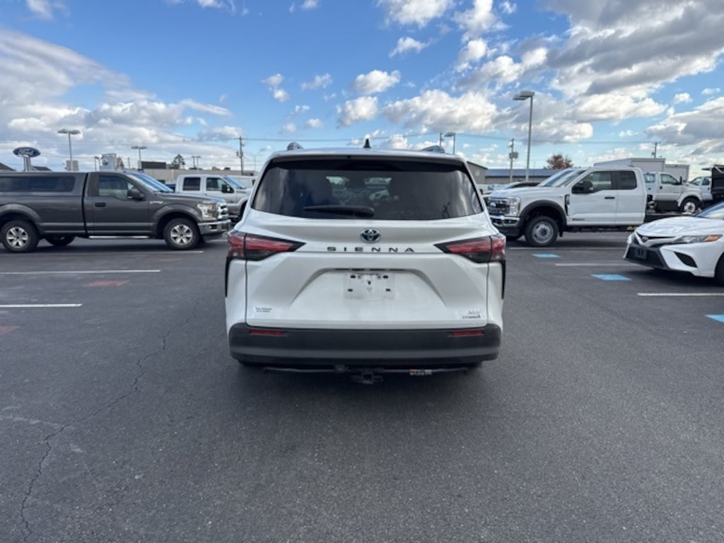 Certified 2022 Toyota Sienna XLE Van Passenger Van