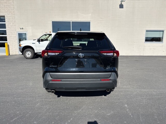2022 Toyota RAV4 LE photo 2