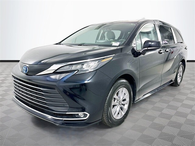 2024 Toyota Sienna XLE photo 3