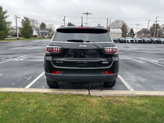 2023 Jeep Compass Latitude photo 2