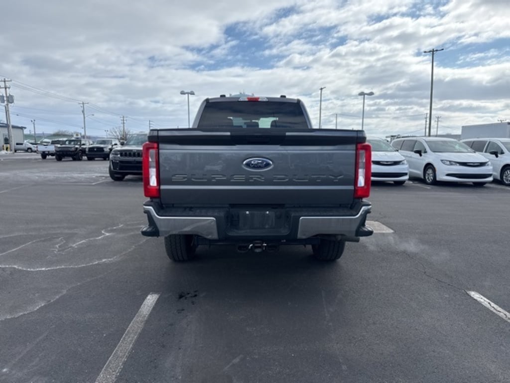 Used 2025 Ford F-250 XLT Truck Crew Cab