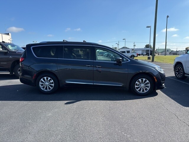 2019 Chrysler Pacifica Touring L photo 3