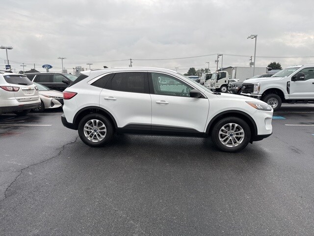 2022 Ford Escape SE photo 3