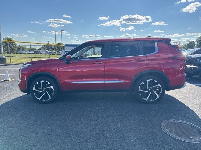 2022 Mitsubishi Outlander SE photo 2