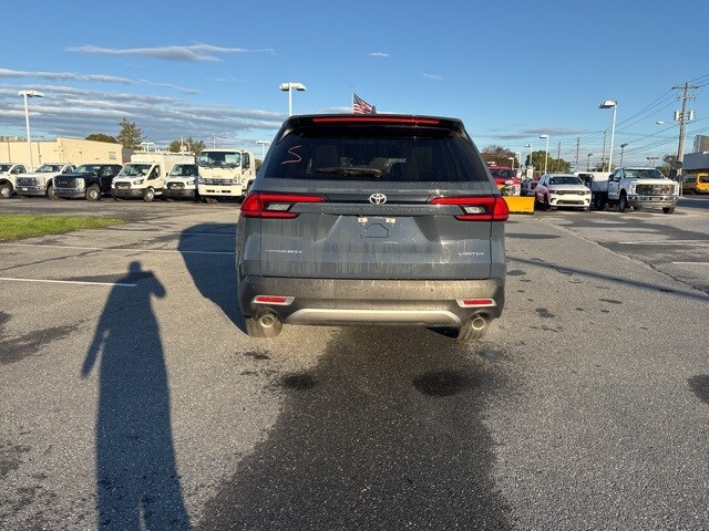 2024 Toyota Highlander Hybrid Limited photo 2