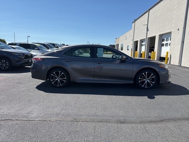 2019 Toyota Camry SE photo 3