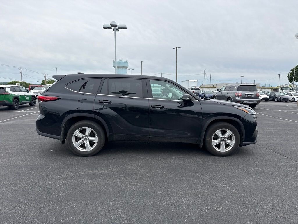 Used 2021 Toyota Highlander LE SUV