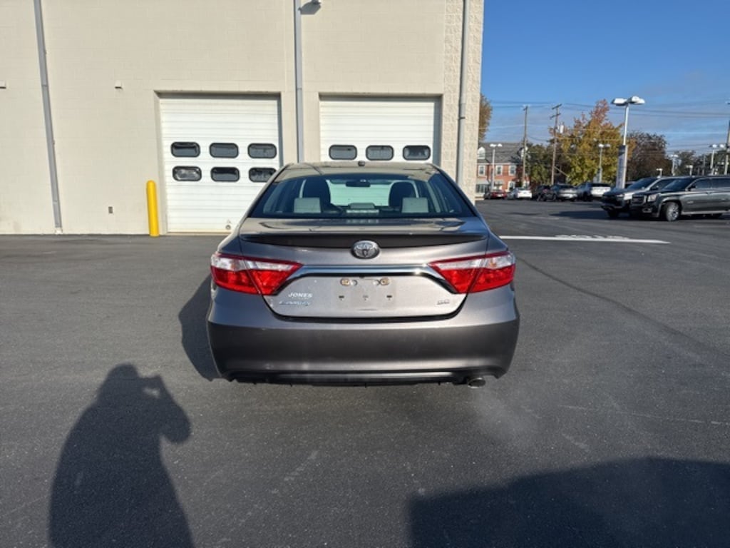 Used 2016 Toyota Camry SE Sedan