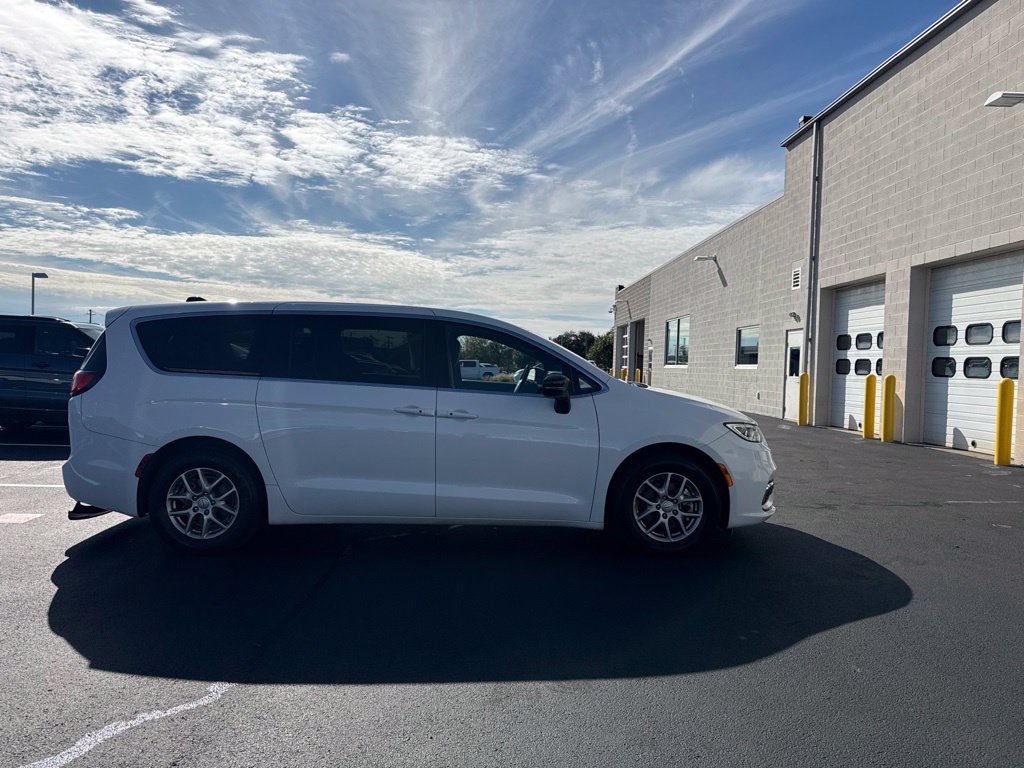 Used 2025 Chrysler Pacifica Select Van Passenger Van