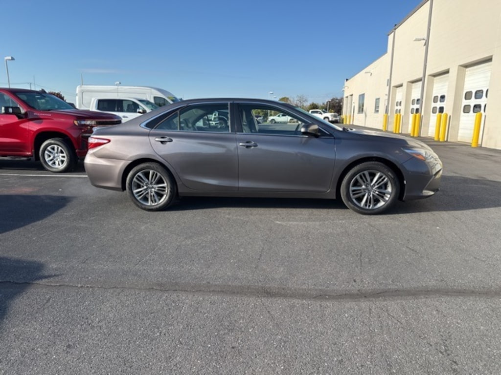 Used 2016 Toyota Camry SE Sedan