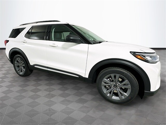 2025 Ford Explorer photo 2