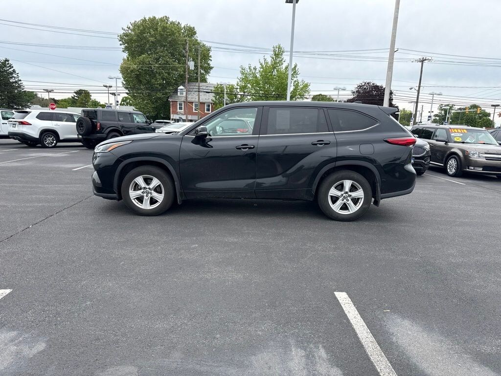 Used 2021 Toyota Highlander LE SUV