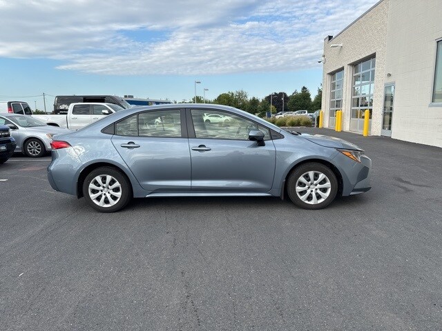 2022 Toyota Corolla LE photo 3