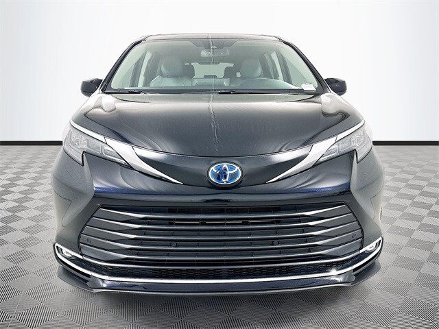 2024 Toyota Sienna XLE photo 2