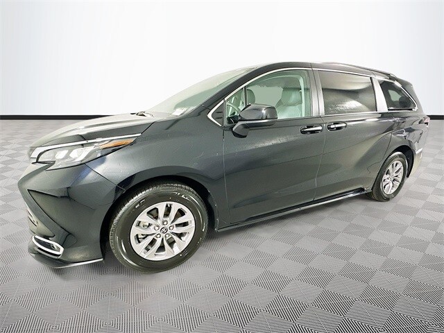 2024 Toyota Sienna XLE photo 4