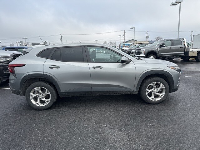 2024 Chevrolet Trax LS photo 2