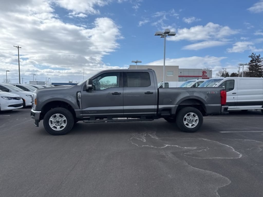 Used 2025 Ford F-250 XLT Truck Crew Cab