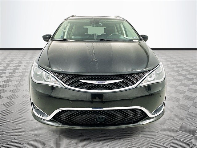 2018 Chrysler Pacifica Touring L photo 2