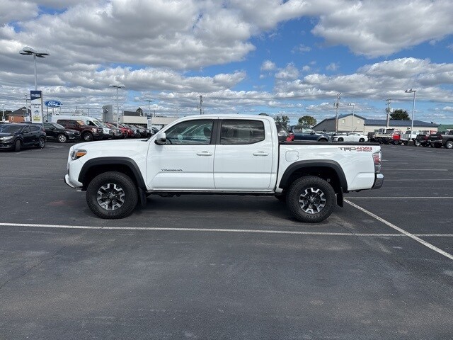 2022 Toyota Tacoma TRD Off-Road photo 2