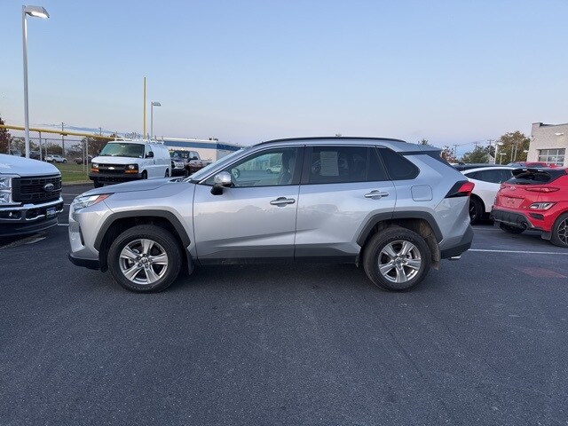 2022 Toyota RAV4 XLE photo 2