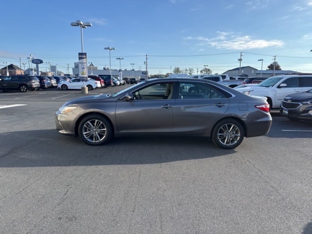Used 2016 Toyota Camry SE Sedan
