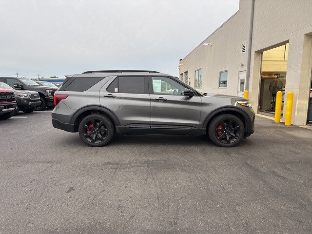 2023 Ford Explorer ST photo 3