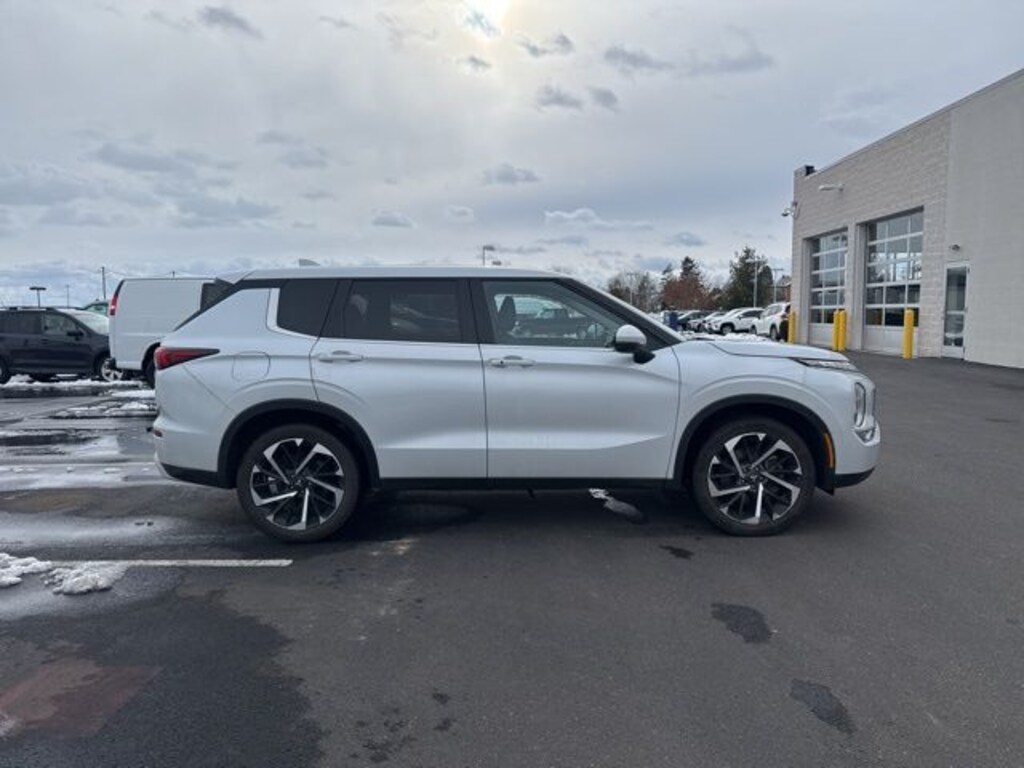 Used 2024 Mitsubishi Outlander SE SUV