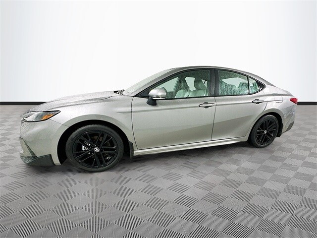 2025 Toyota Camry SE photo 4
