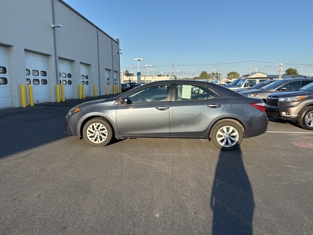 2016 Toyota Corolla LE photo 2