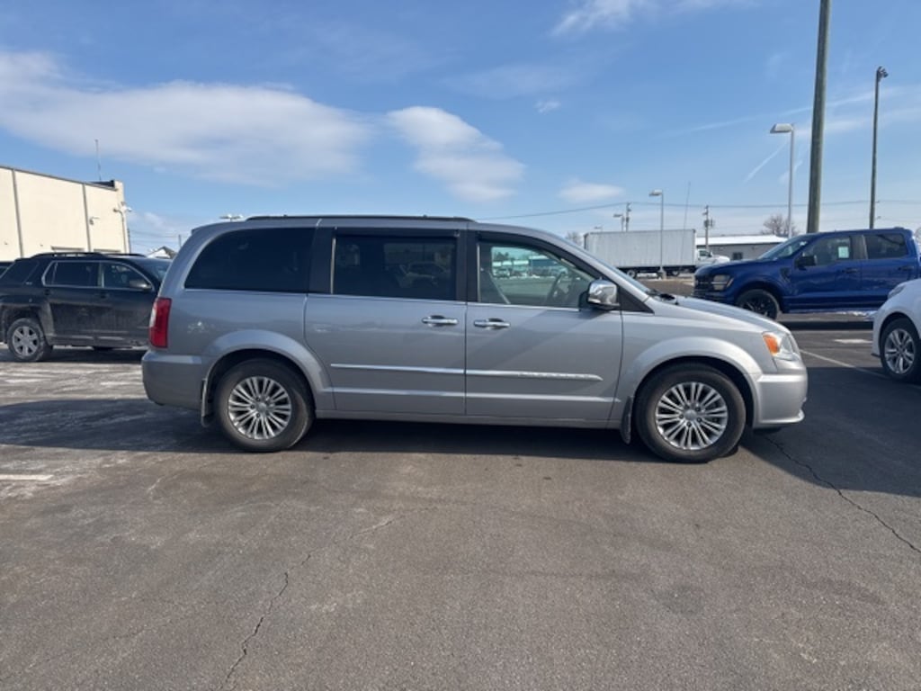 Used 2015 Chrysler Town & Country Touring-L Minivan/Van