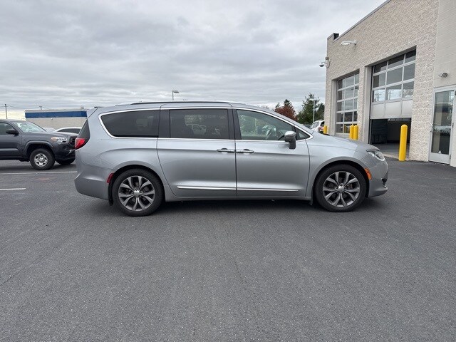 2020 Chrysler Pacifica Limited photo 3