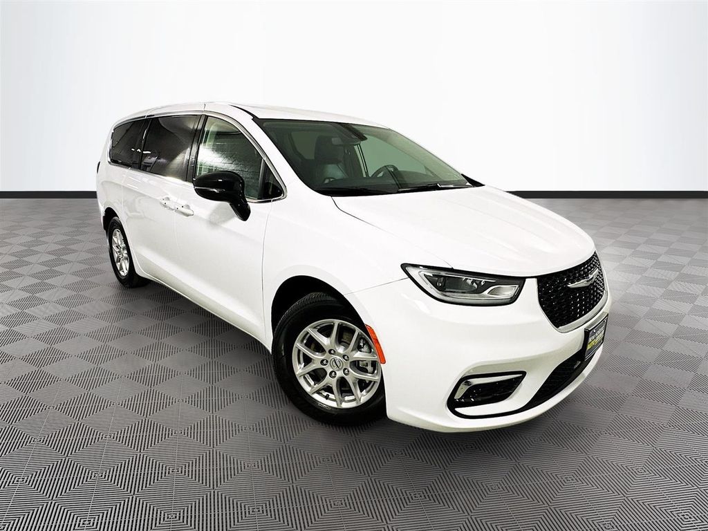 2024 Chrysler Pacifica Touring L's photo
