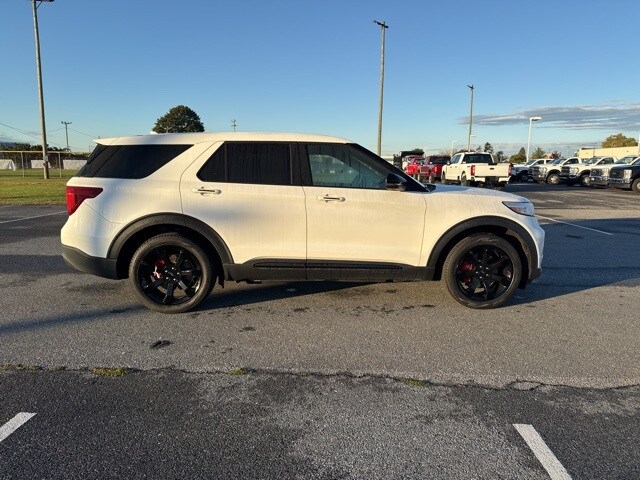 2022 Ford Explorer ST photo 3