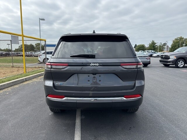 2024 Jeep Cherokee 4xe Base photo 2